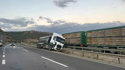 Bilecik’te kontrolden çıkan tır orta refüje çarparken, sürücüsü yaralandı