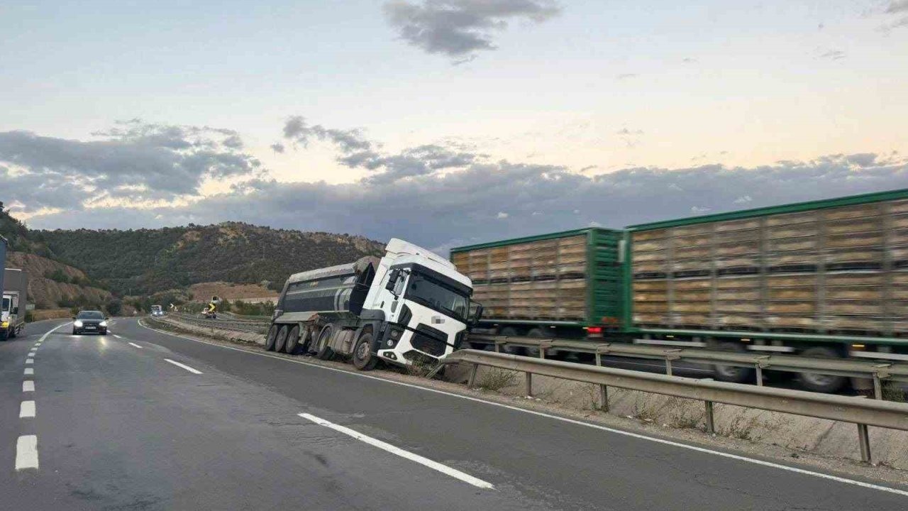 Bilecik’te kontrolden çıkan tır orta refüje çarparken, sürücüsü yaralandı