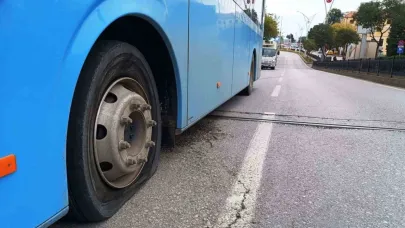 Otobüsün lastiği bomba gibi patladı, sürücünün dikkati faciayı önledi