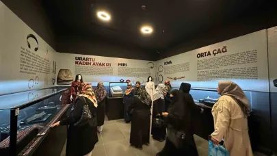 Vanlı kadın ve çocuklar müzeyi gezerek tarihi eserleri görme fırsatı buldular