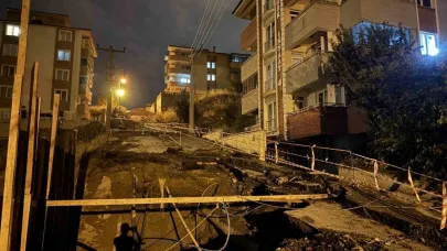 İnşaat sahasının yanındaki yolun bir kısmı çöktü