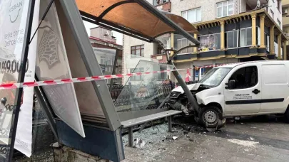Trabzon’da araç otobüs durağına çarptı
