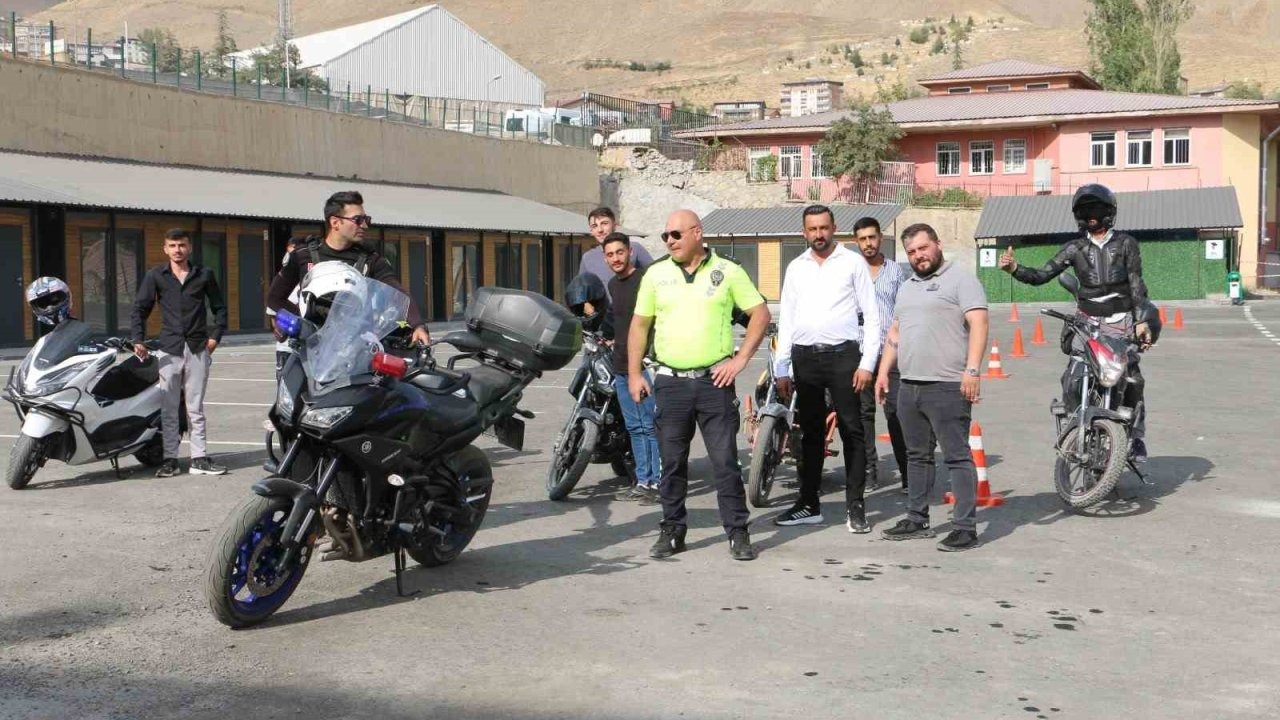 Hakkari polisinden motosiklet kullanıcılarına güvenli sürüş eğitimi