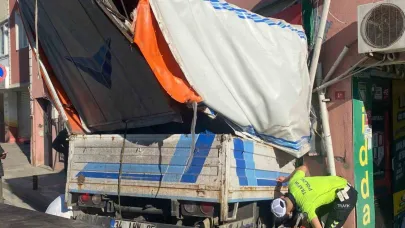 Üsküdar’da kamyonet ganyan bayisine girdi