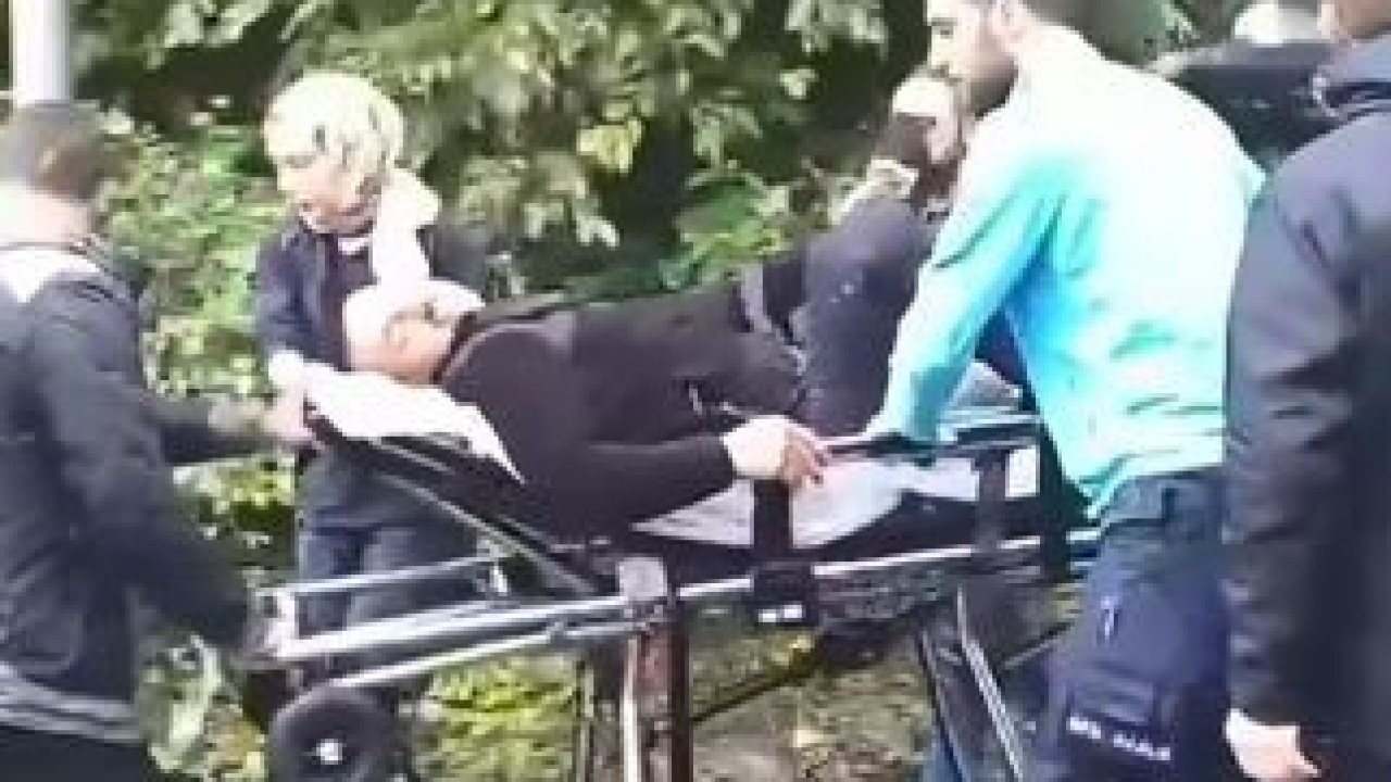Borçka’da sel bölgesinde yaralanan kişi ambulansa ulaştırıldı
