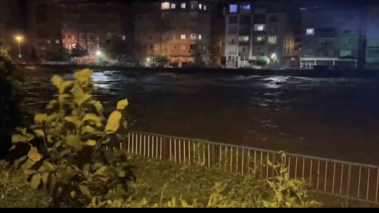Rizede şiddetli yağış sel ve su baskınlarına neden oldu