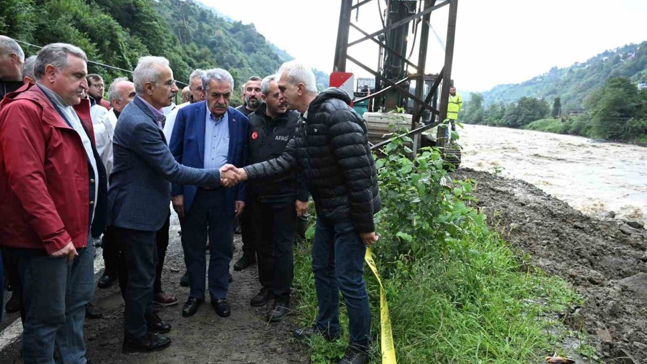 Bakan Uraloğlu: "(Rize’de meydana gelen sel) Yollarımızı en kısa sürede güvenli hale getirmek için aralıksız çalışıyoruz"