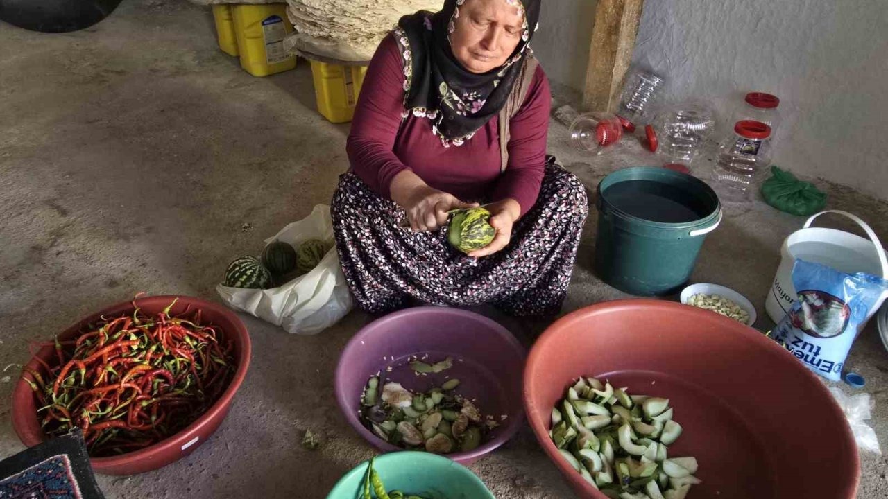 Kış hazırlıkları başladı turşu ve biberler kilerlerde yerini aldı
