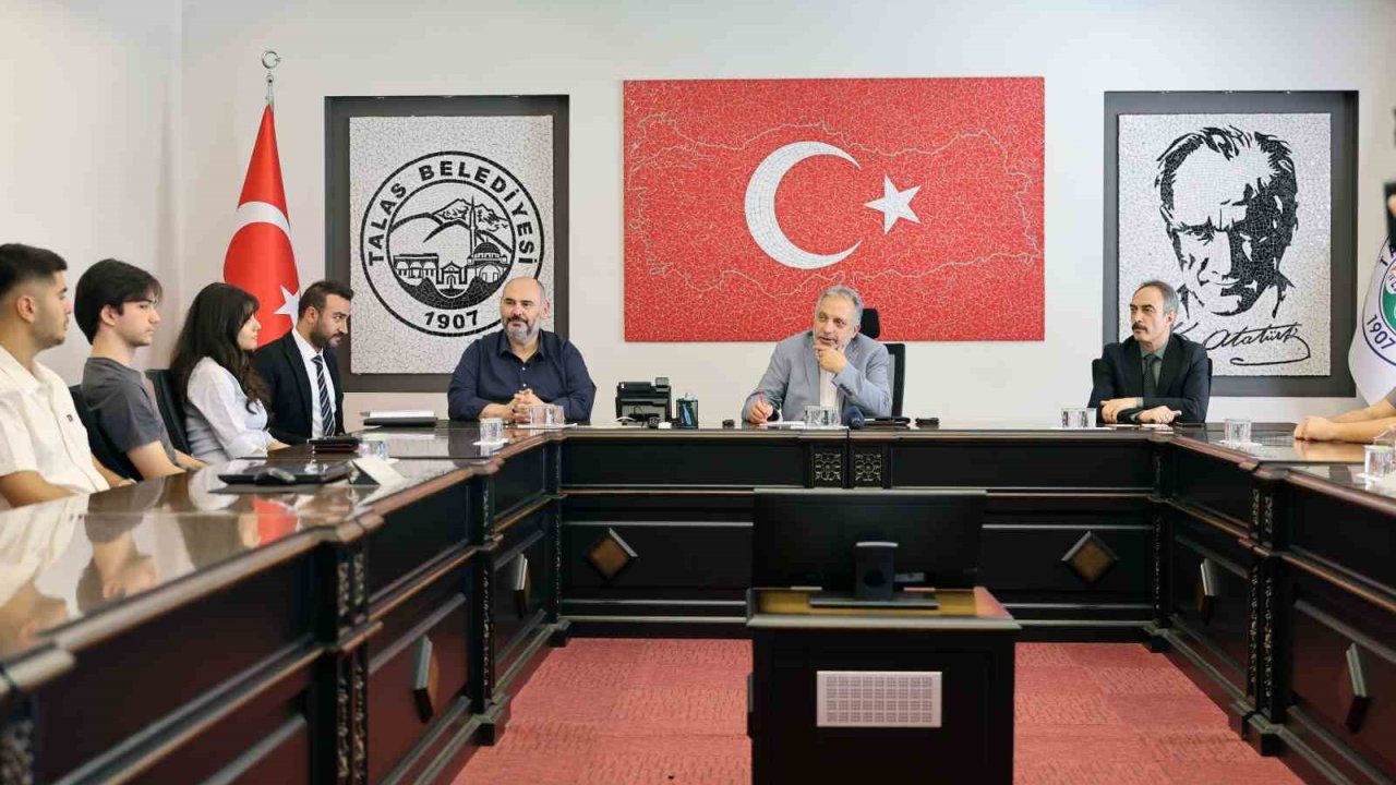 Talas’ın kütüphanelerinde üniversiteyi kazandılar, Başkan Yalçın’a teşekküre geldiler
