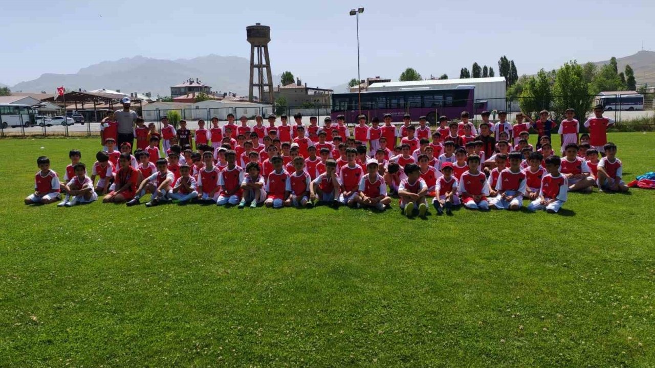 Büyükşehir Belediyespor’dan Vanspor’a altyapı desteği