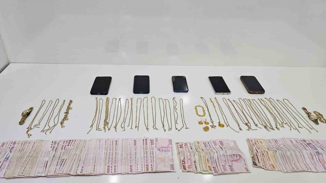O anlar kamerda: Kuyumcuları sahte altınla dolandırdılar, yakalandılar