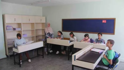 Görme engelli öğretmenin meslek aşkı öğrencilerine örnek oluyor