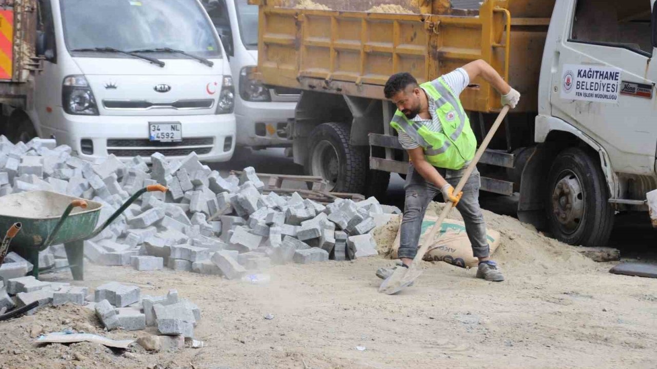 Kağıthane’de yol ve çevre düzenleme çalışmaları devam ediyor
