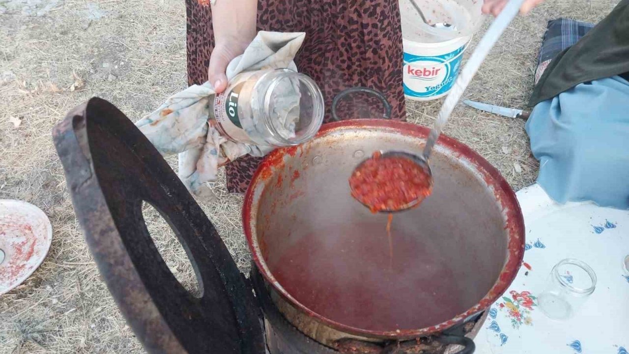 Ağrı’da kadınların kışlık menemen mesaisi başladı