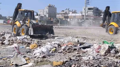 Akdeniz Belediyesi 4 mahalleden 20 kamyon atık topladı