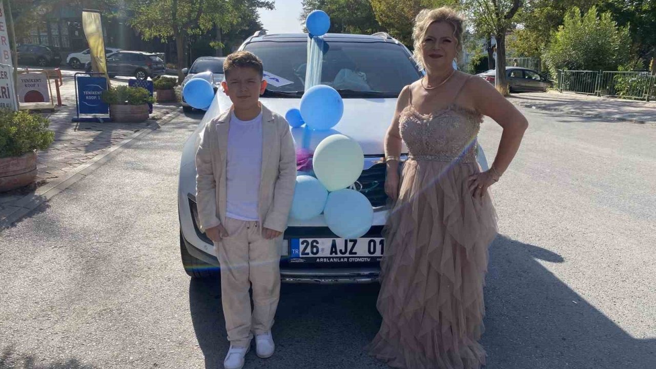 Çalışır durumdaki sünnet aracını farklılık olsun diye çekici ile taşıdılar