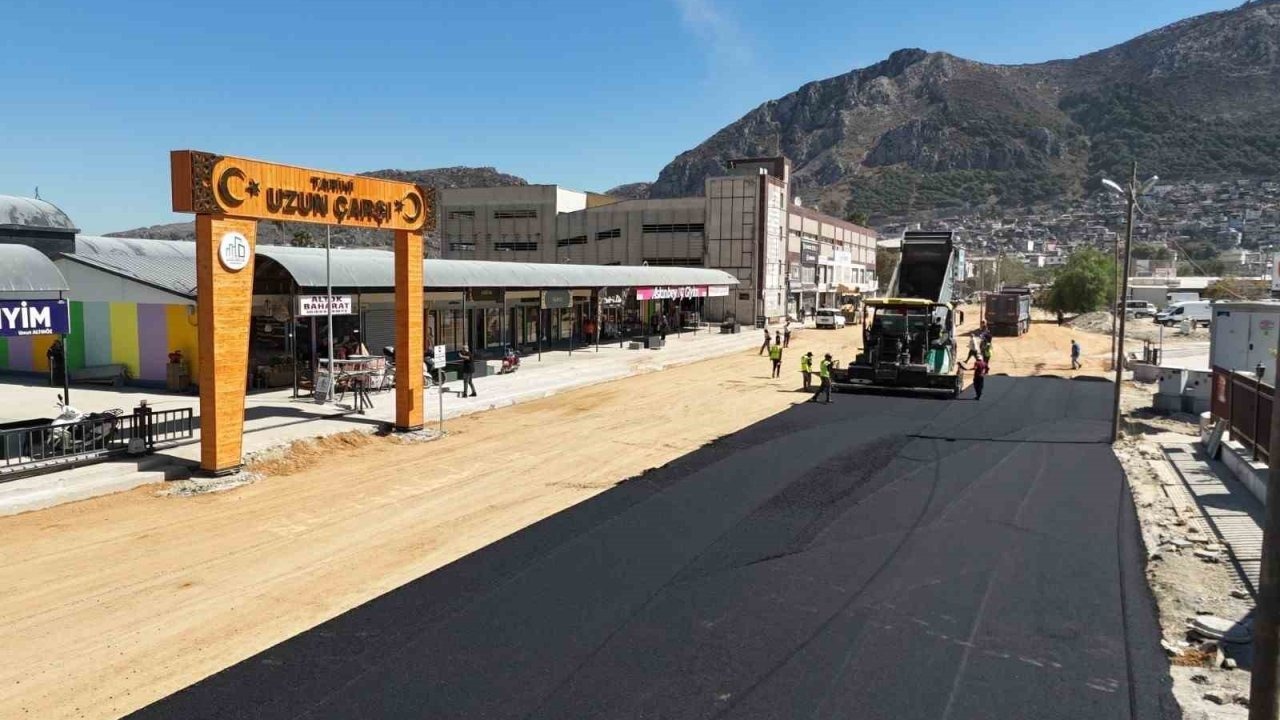 Antakya’nın inşa sürecinde kalbi olan prefabrik çarşının yolları asfaltlandı