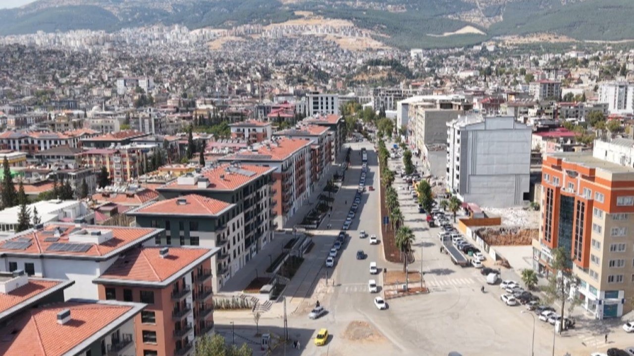 Deprem öncesi ve sonrası bir şehrin değişimi: Yıkılan yapıların yerine yeni projeler yükseliyor