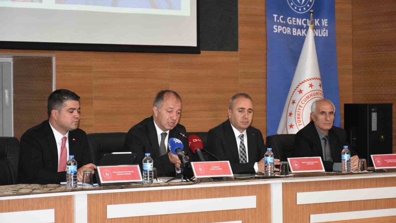 Çakmur; "Yeni stat projesi hız kesmeden sürüyor"