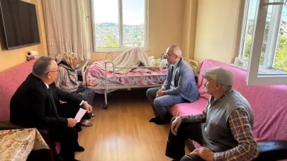 Engelli eşi ve yatalak annesini bebeği gibi bakıyor