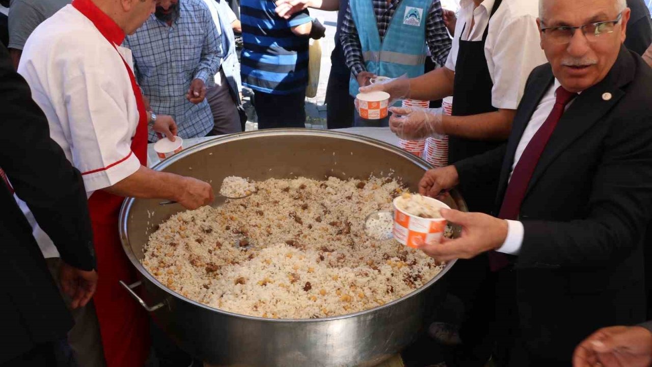 Şanlıurfa’da 3 bin kişiye etli pilav dağıtıldı