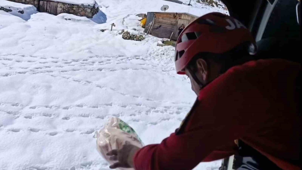 Rize’de helikopterlerin yaylalara erzak ve hayvan yemi seferleri devam ediyor
