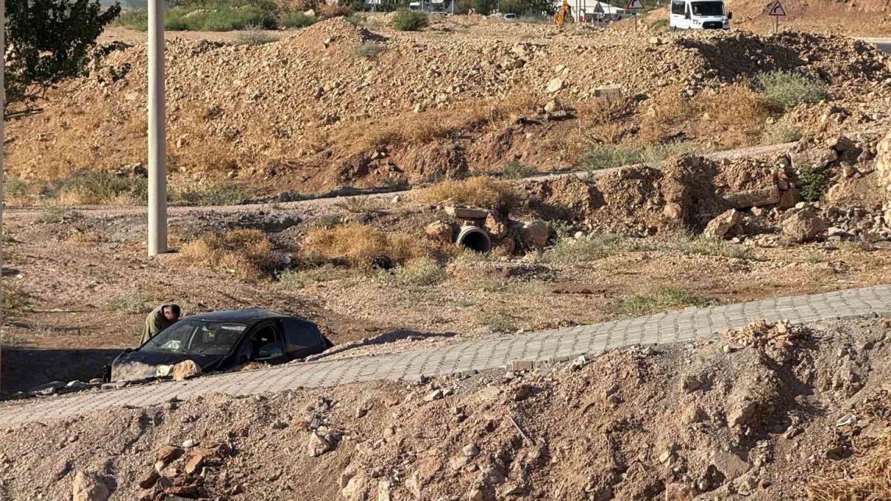 Kurtalan’da otomobil şarampole yuvarlandı: 1 yaralı