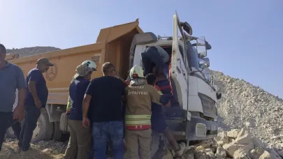 Hafriyat dökerken devrilen kamyonun sürücüsü yaralandı