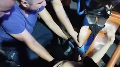 Parkta ayağı sıkışan çocuğun yardımına itfaiye yetişti