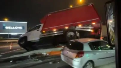 Kamyonet bariyerlere uçtu