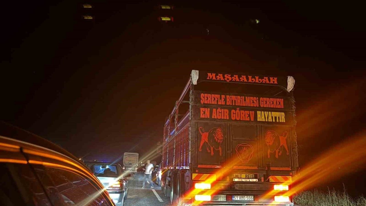 Motosiklet seyir halindeki tıra çarptı: 2 yaralı