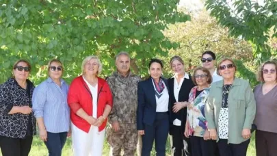 İL EMNİYET MÜDÜRÜ NİYAZİ TURGAY, EŞİYLE BİRLİKTE TÜRK KADINLAR DERNEĞİNİ ZİYARET ETTİ