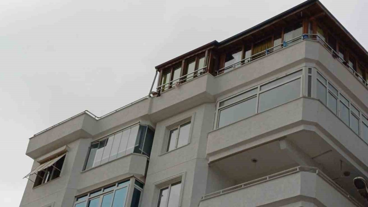 Ünlü sanatçı Güllü evinin terasından düşerek hayatını kaybetti