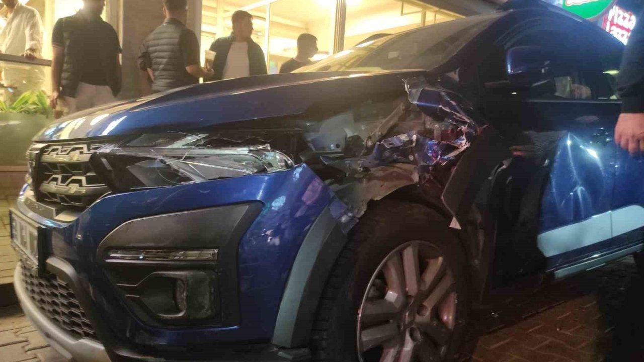 Tekirdağ’da 3 otomobil ve 2 motosikletin çarpıştığı kazada 2 kişi yaralandı