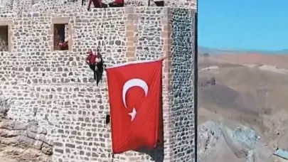 Hoşap Kalesi’nde bayrak yeniden asıldı