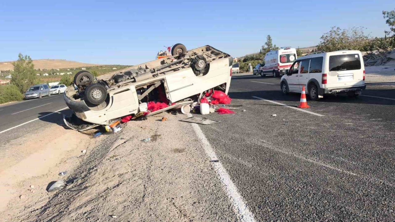 Şanlıurfa’da tarım işçilerini taşıyan minibüs devrildi: 20 yaralı