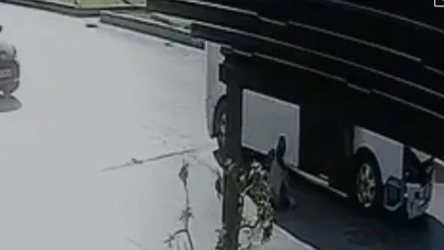 Kapısı açık hareket eden minibüsten öğrenci düştü