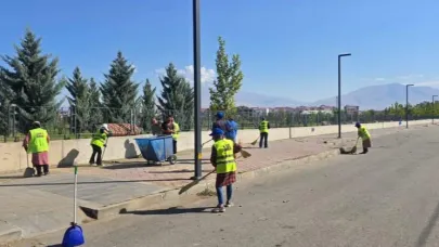 Millet Bahçesinde Temizlik Seferberliği