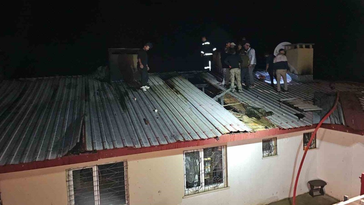 Elazığ’da ev yangını: 3 kişi dumandan etkilendi