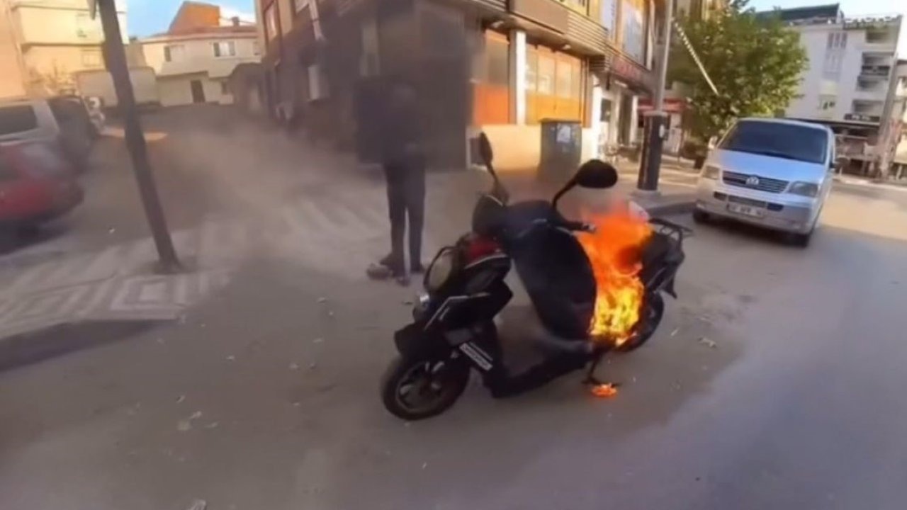Bursa’da motosiklet alev topuna döndü, vatandaş vileda kovasıyla müdahale etti