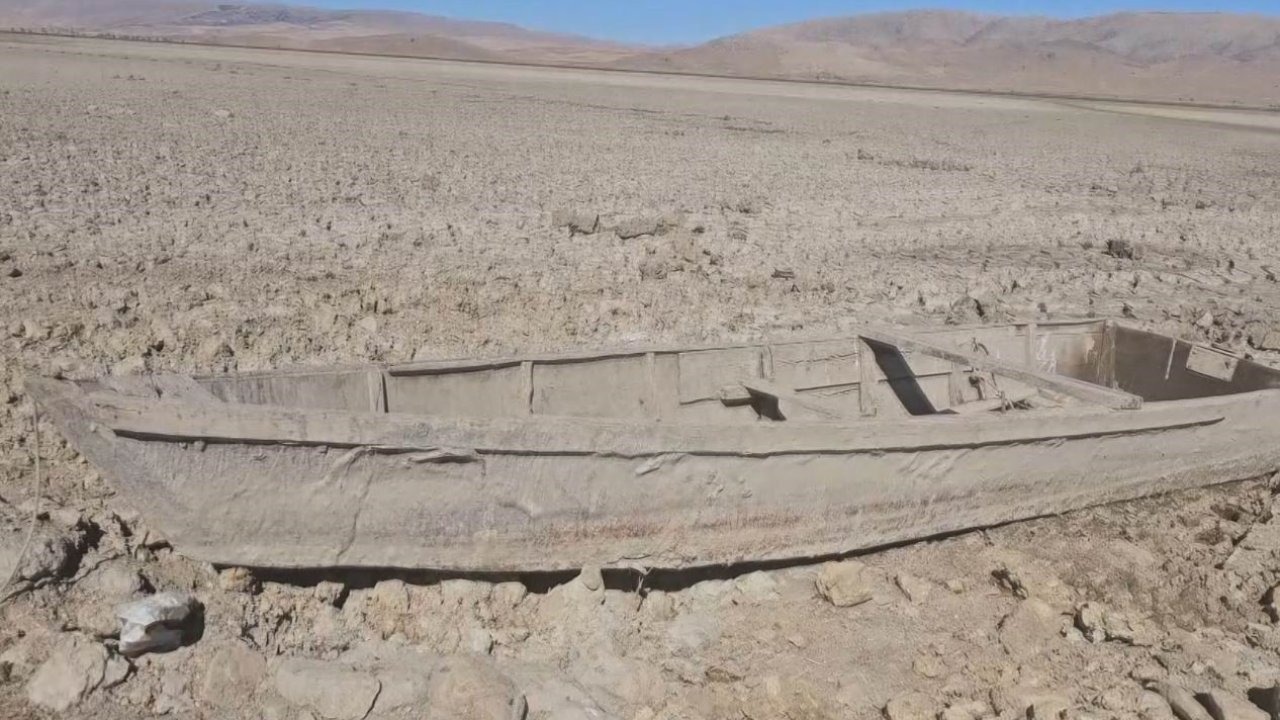 Çavuşçu Gölü kurudu, çatlamış toprağa dönüştü