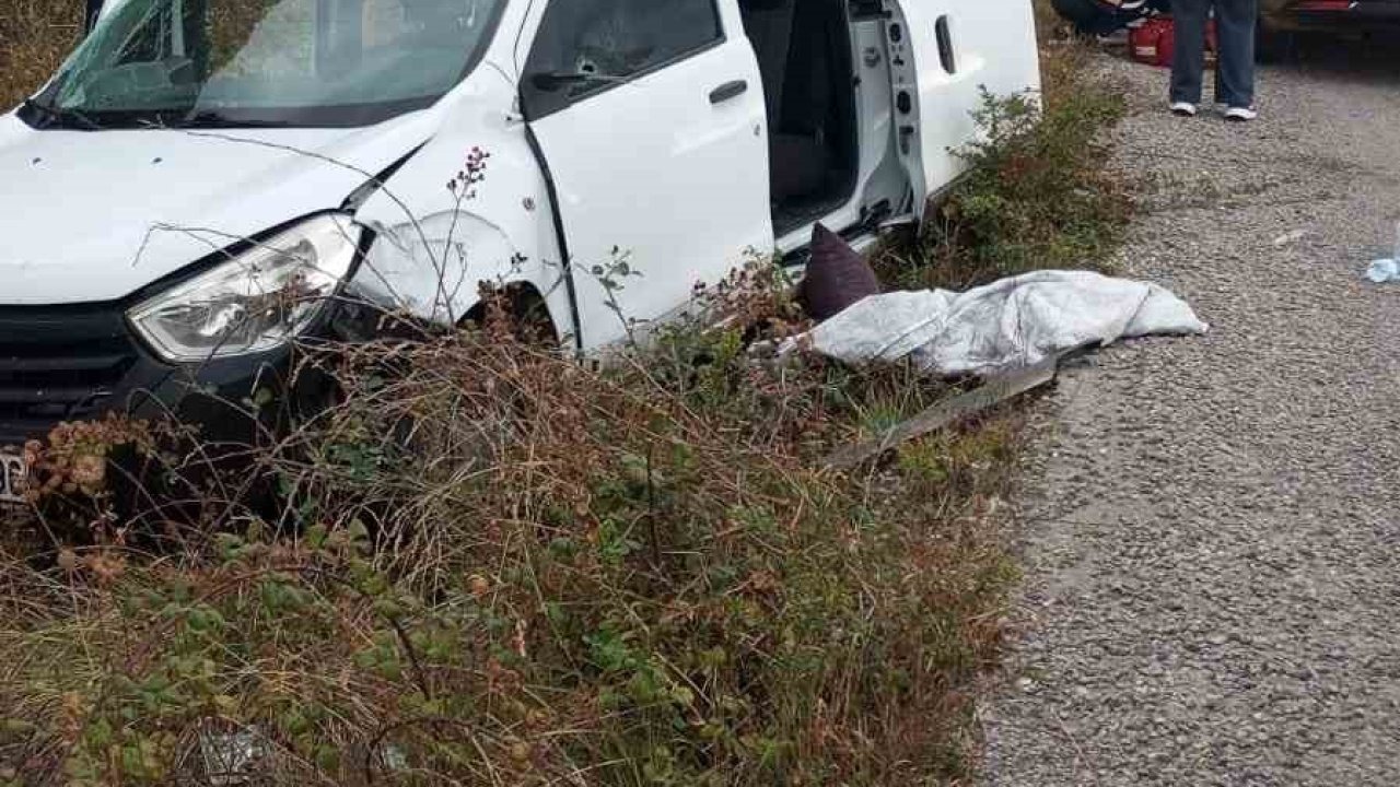 Türkeli’de otomobil istinat duvarına çarptı: 3 yaralı