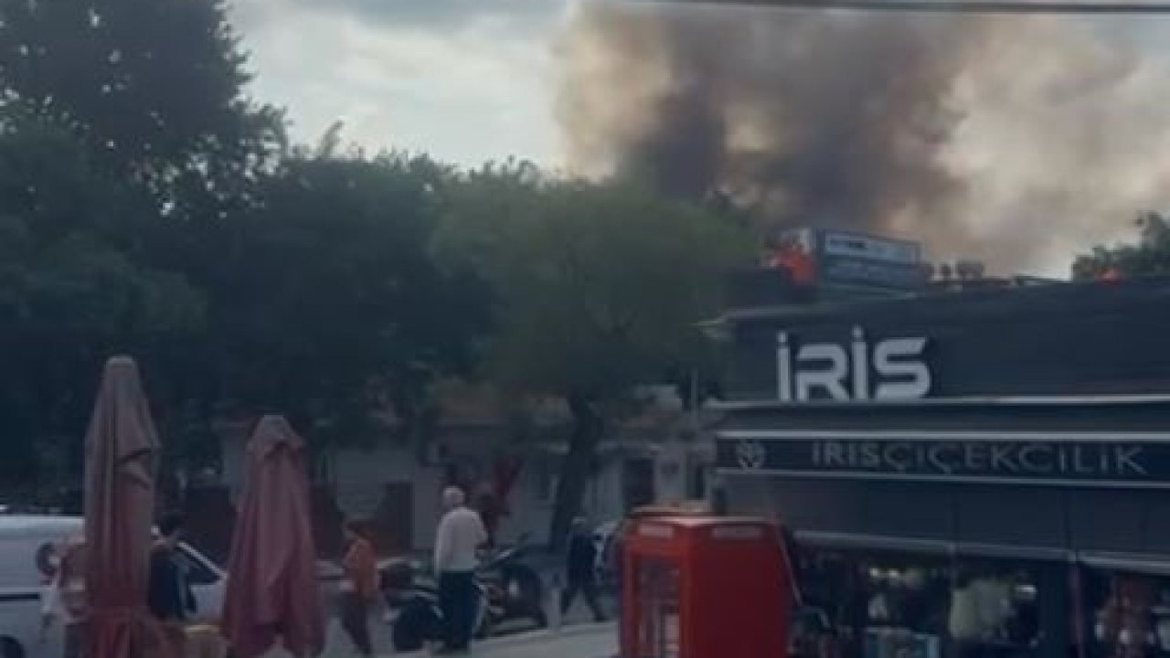 Bakırköy’de 3 katlı binanın çatısında çay demlerken kazan patladı, çatı alevlere teslim oldu