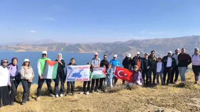 Doğaseverler Van Gölü için 8 kilometre yürüdü