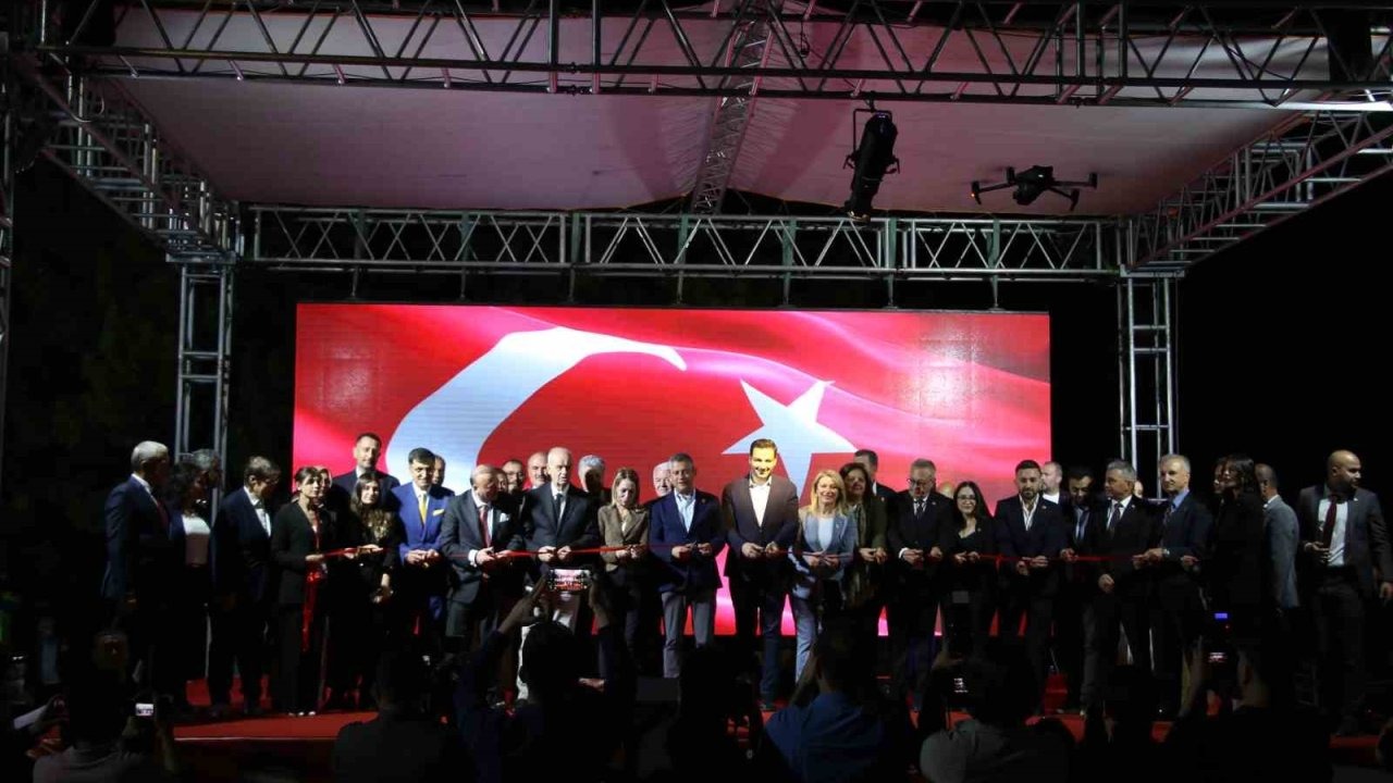 CHP Genel Başkanı Özel, Uşak Belediyesi Ferdi Zeyrek Amfi Salonu açılışına katıldı