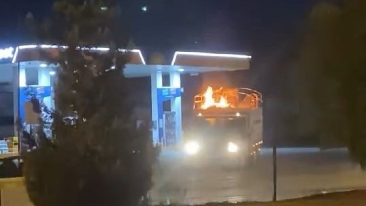 Kamyonet alevler arasında akaryakıt istasyonuna girdi