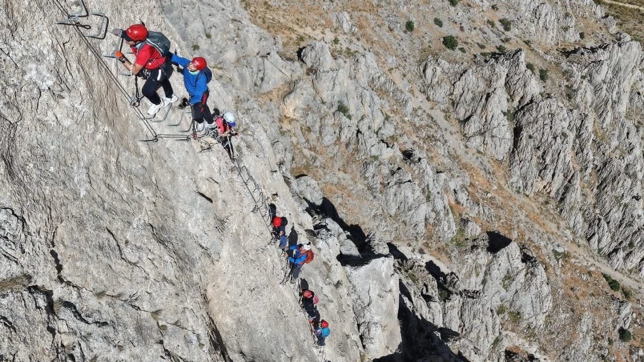 Türkiye’de tek Kemaliye’de bulunan "Via Ferrata" parkuru adrenalin tutkunlarının rotası oldu