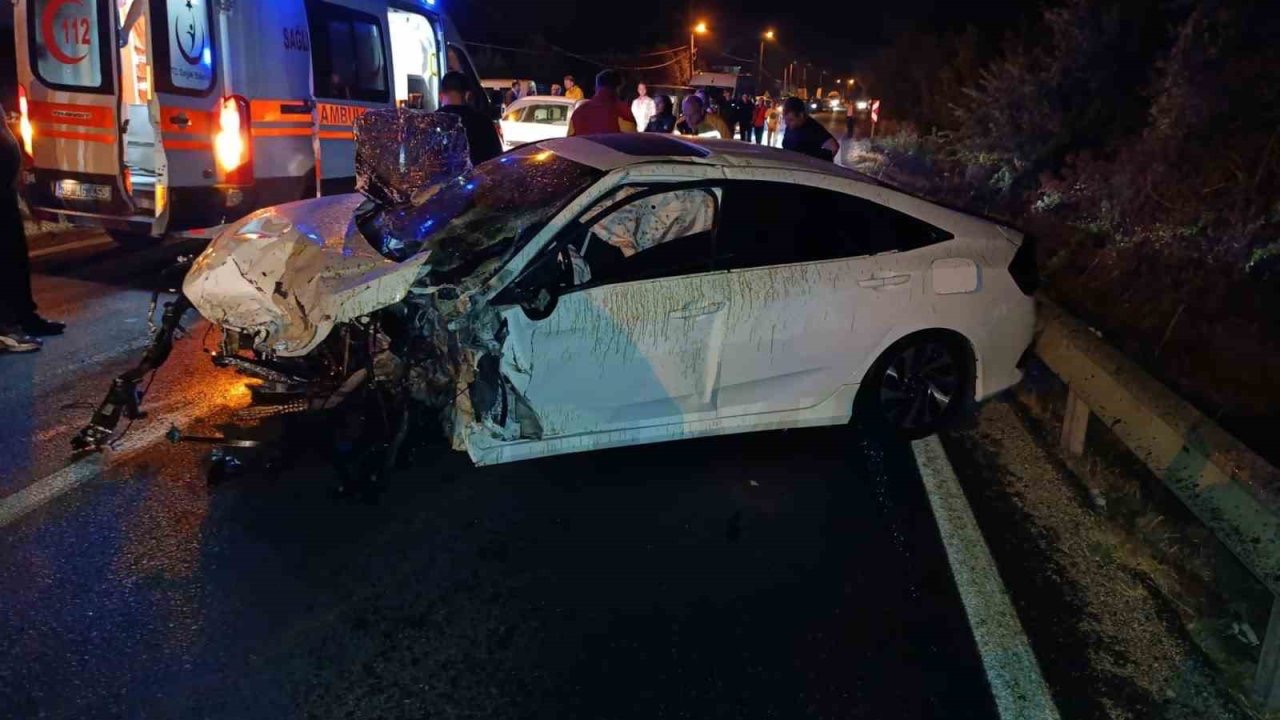 İki otomobil kafa kaya çarpıştı: 4 yaralı