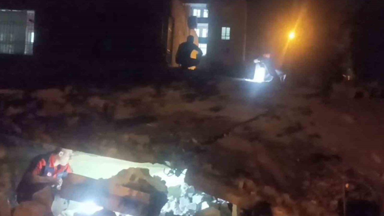 Batman’da 2 katlı bina çöktü