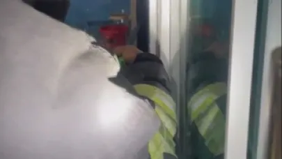 Marketin soğutma dolabına giren yılanı, itfaiye yakaladı